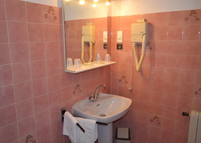 埃特恩酒店 2* 埃维萨